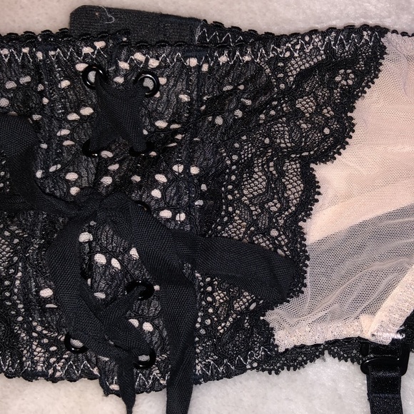 NWT Victoria’s Secret Light Pink & Black Lace Mesh Garter Belt/Skirt - Size M/L - Picture 5 of 8